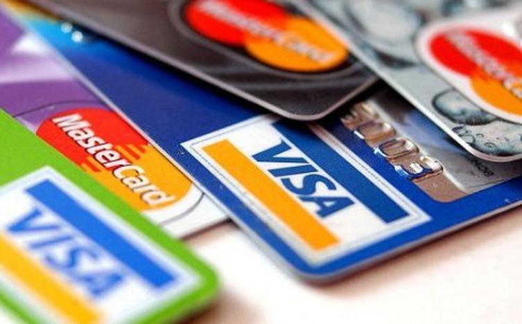 El Gobierno busca limitar la tasa que cobran los bancos por las tarjetas de crédito
