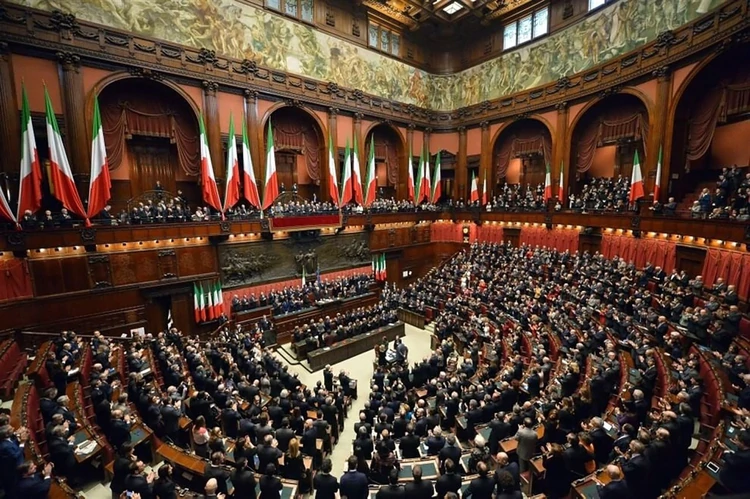 Italia: se eliminan 230 diputados y 115 senadores