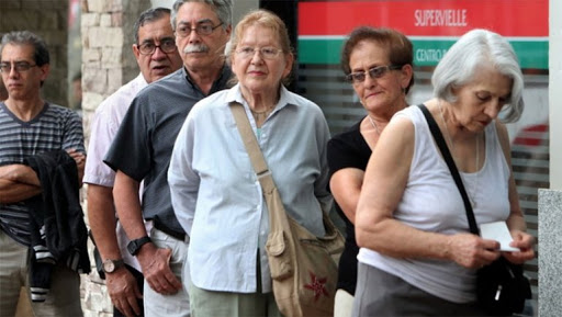 Jubilados: las claves para acceder al reintegro de hasta $700 de IVA en compras con débito