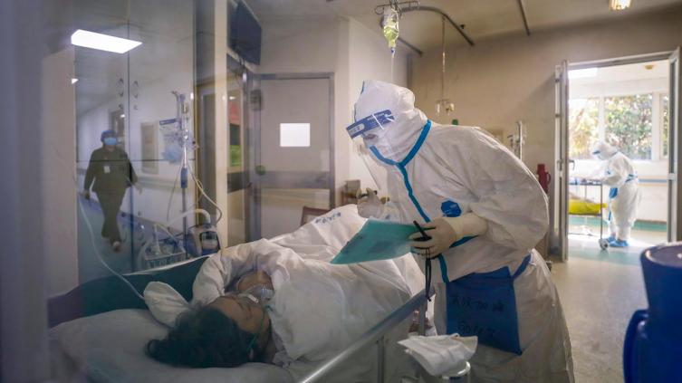 Los muertos en China por coronavirus llegaron a las 2004 personas