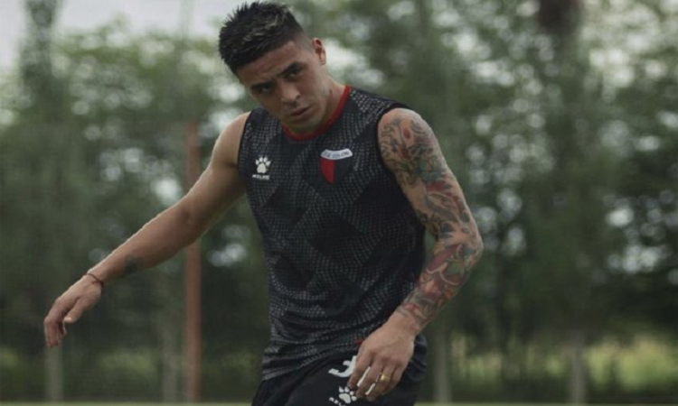 Brian Fernández estuvo en los entrenamientos de Colón