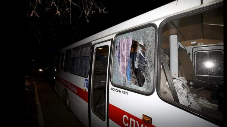 El micro que llevaba a los argentinos evacuados de China fue apedreado al llegar a Ucrania