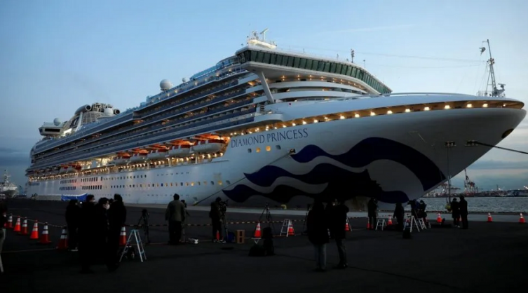 Cinco argentinos ya bajaron del crucero y quedan dos a bordo