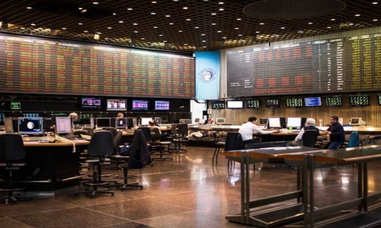 Mejoraron los bonos y bajó el riesgo país en el cierre de la semana