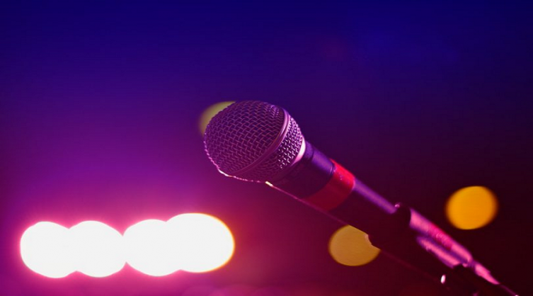 Esta web gratuita convierte cualquier vídeo de YouTube en karaoke