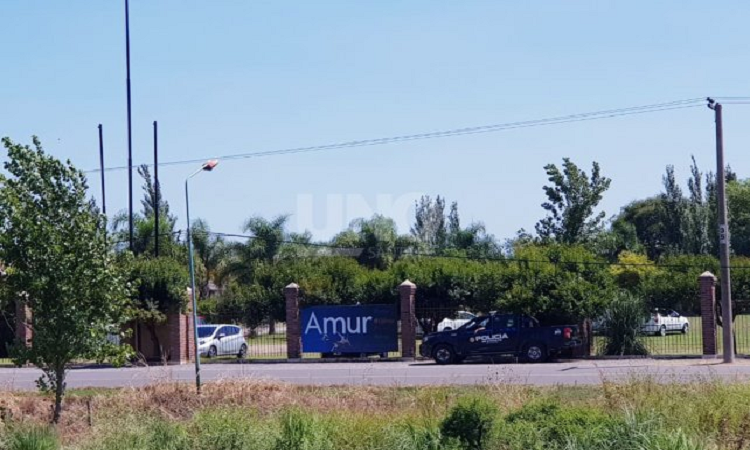 El equipo de primera de Colón entrenó con custodia policial