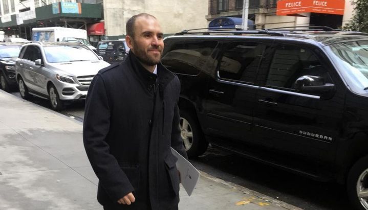 Dura negociación: Guzmán se reunió con fondos de inversión