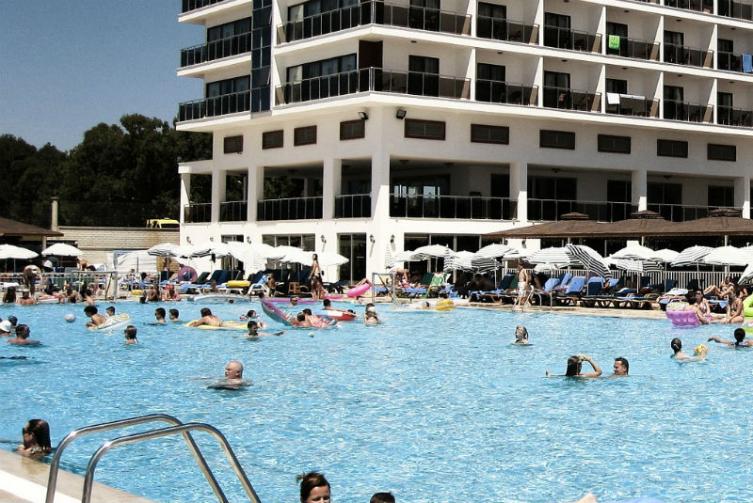 Según una alta autoridad médica, “las mujeres pueden quedar embarazadas en piscinas si los hombres eyaculan en el agua”