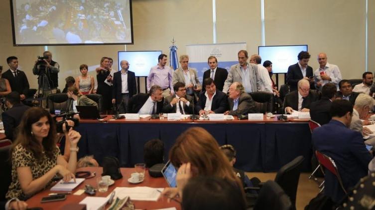 Oficialismo logró dictamen para recortar jubilación a jueces