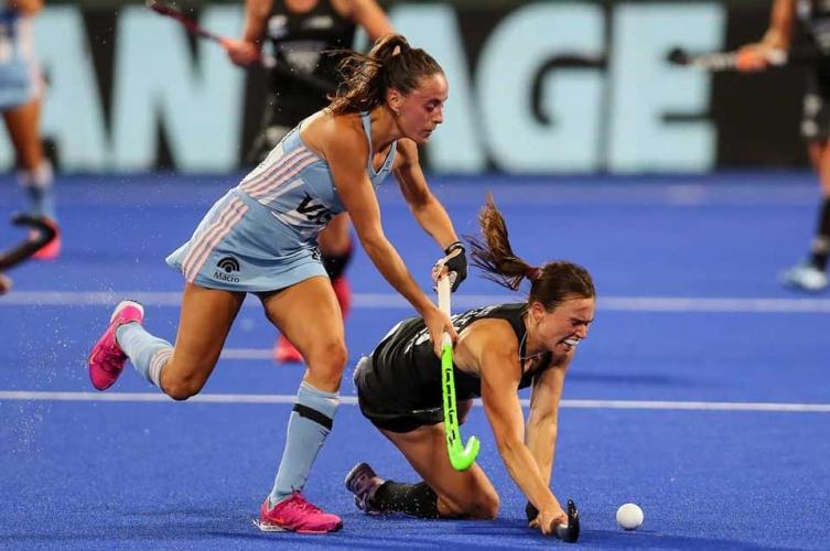 Las Leonas sumaron, Los Leones siguen sin poder ganar