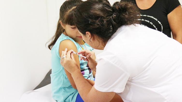 Comienzan distribuir y aplicar las vacunas contra la meningitis