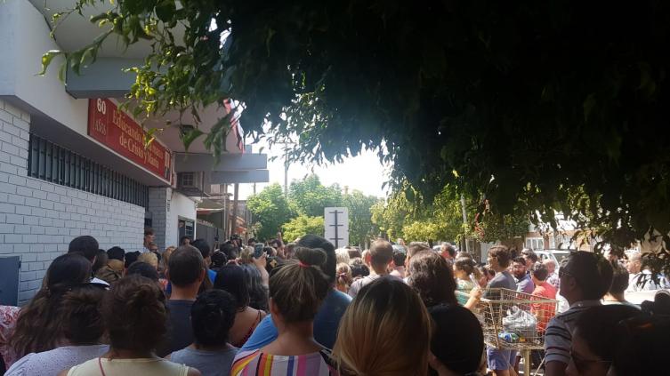 Cerca de 200 personas se movilizaron frente al Jardín de la escuela San Roque