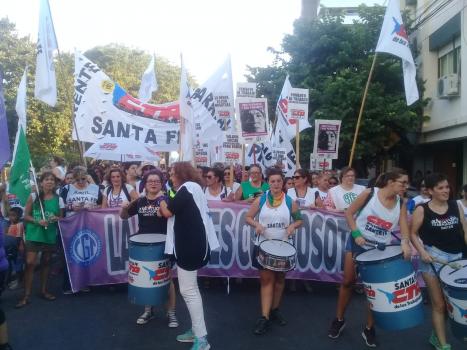 Las mujeres santafesinas marcharon contra la violencia machista 