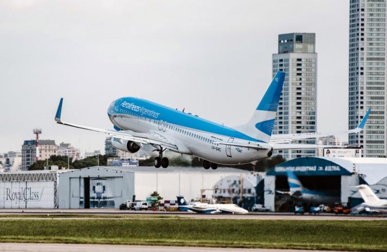 Aerolíneas cancelará vuelos a Roma, Miami y Orlando por el coronavirus