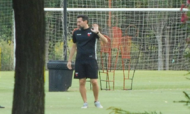 Domínguez dirigió su primer entrenamiento con el plantel de Colón
