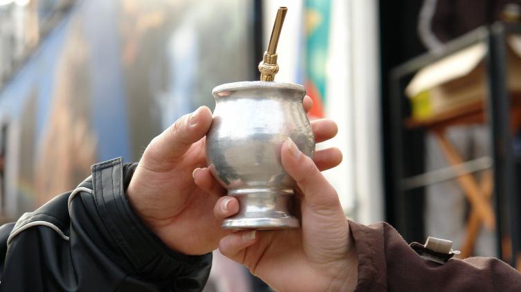El Gobierno recomendó no compartir el mate y evitar besos