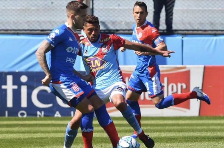 Sin pistas sobre el equipo, Mosset prepata el encuentro ante Arsenal