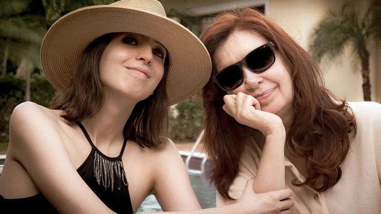 Cristina Kirchner regresa a Buenos Aires junto a su hija