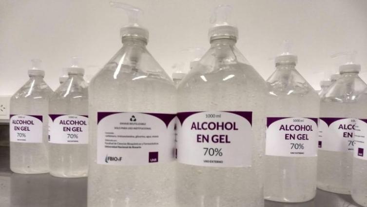 La UNR largó la primera tanda de alcohol en gel de producción propia