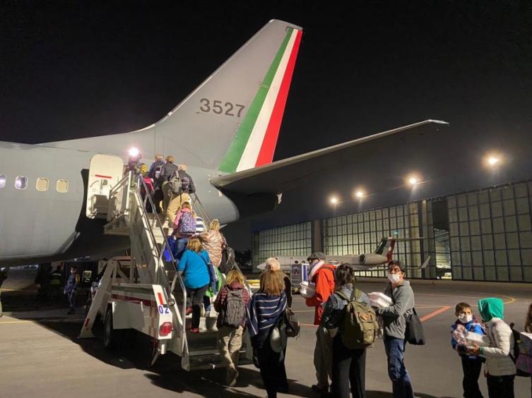 300 argentinos regresaron desde México en aviones de la Fuerza Aérea de ese país
