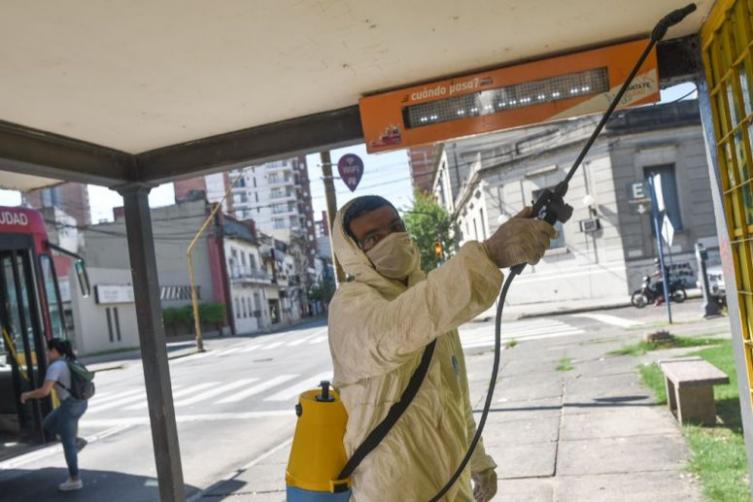 La Municipalidad desinfecta garitas de colectivos y las principales avenidas