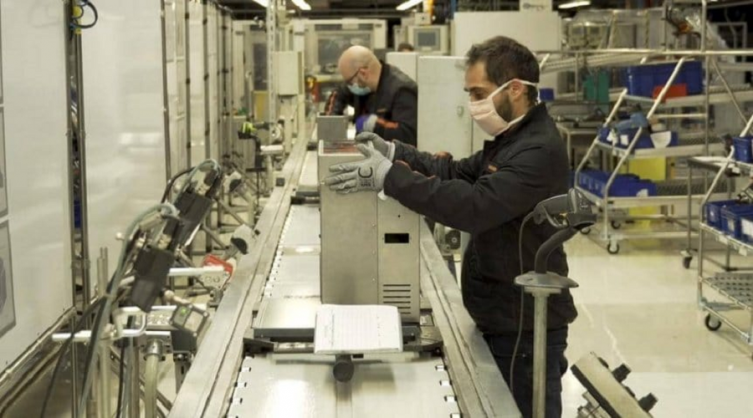 Una automotriz española fabrica respiradores con motores de limpiaparabrisas