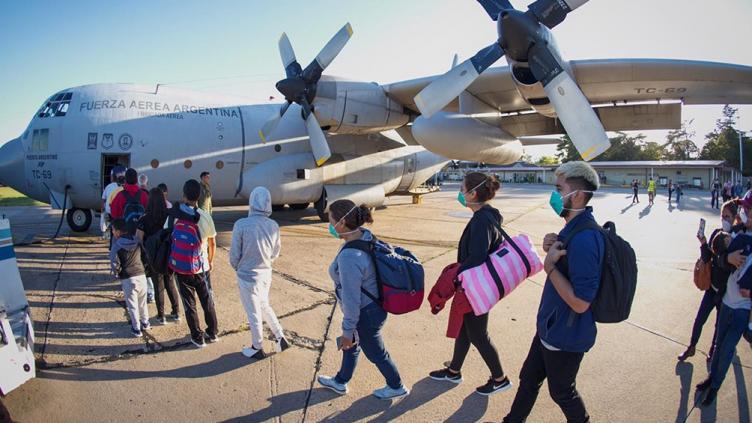 Traen de regreso a unos 140 argentinos varados en Perú