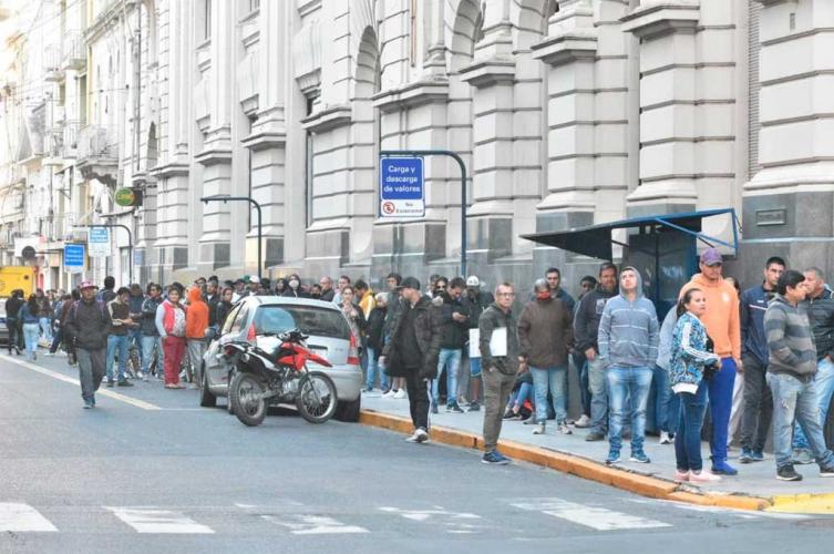Largas colas en los bancos 