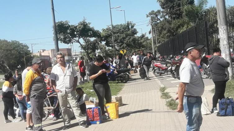 Insólito: Cuatro cuadras de cola de familiares para ingresar alimentos a los presos