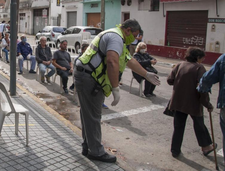 El pago a jubilados continúa este lunes con más orden y control