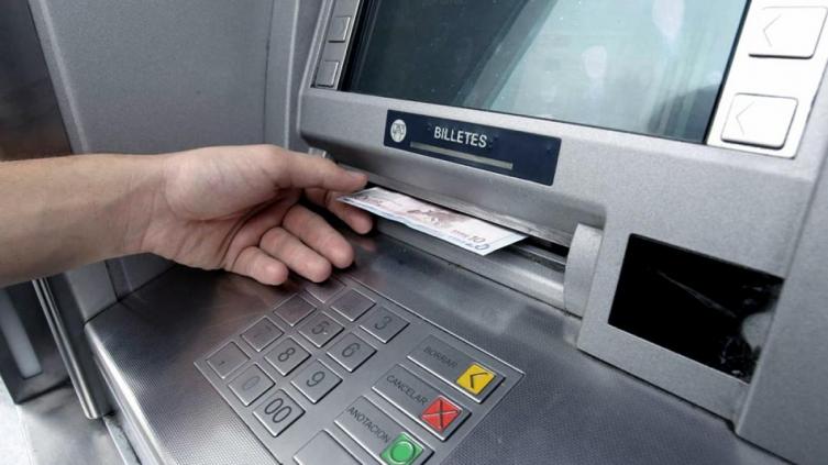Aumentan a $15.000 el mínimo de extracción diaria por cajero automático 