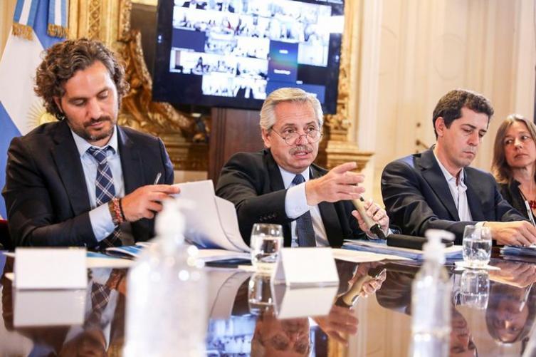 Fernández define con expertos la extensión de la cuarentena