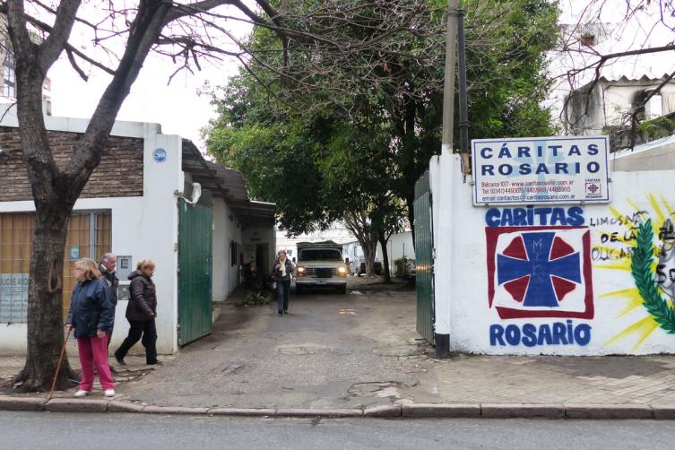 Caritas Rosario cambio su modalidad para ayudar en la pandemia
