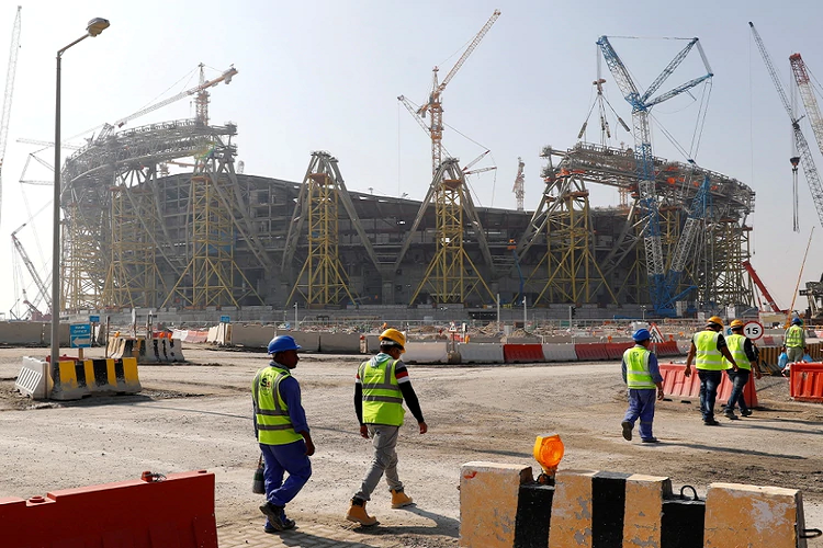 Qatar 2022: cinco obreros contrajeron coronavirus pero las obras no se detendrán