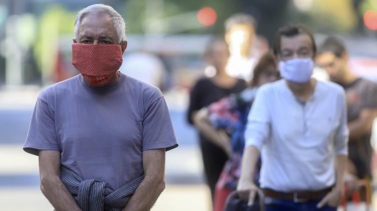 La OMS alerta que en algunos países es casi imposible mantener distancia social