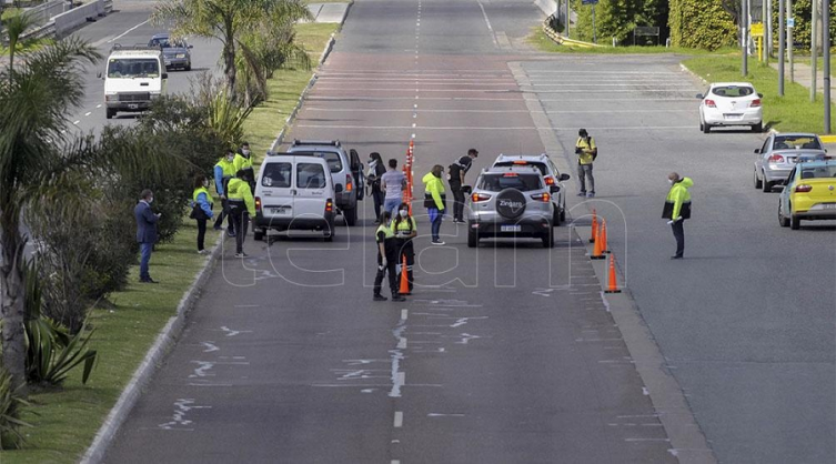 Se alcanzó el tope de permisos diarios para el regreso de argentinos varados en el país