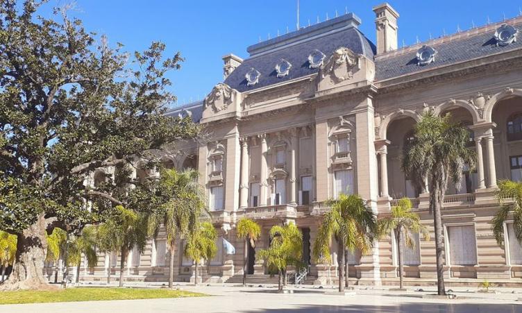 Piden suspender las retenciones sobre la coparticipación a Municipios y Comunas