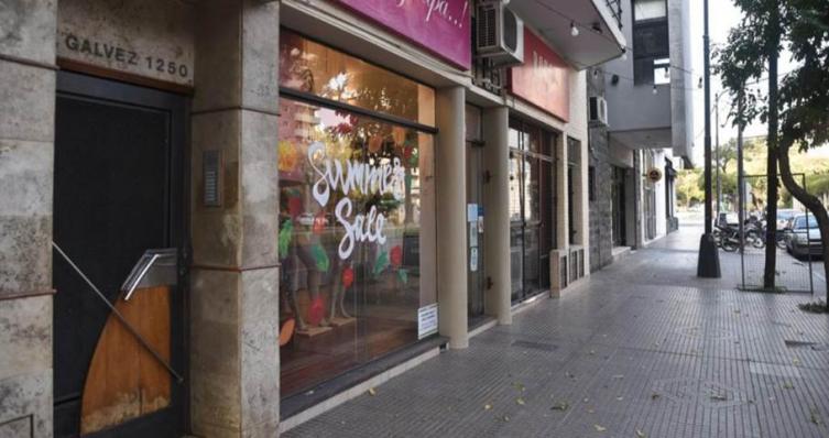 Horarios reducidos y medidas más estrictas en los comercios 