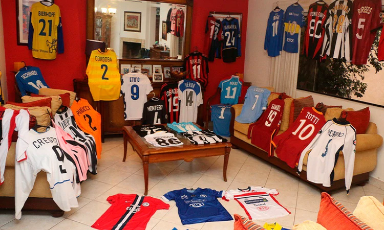 La increíble colección de camisetas que está siendo subastada para ayudar en la lucha contra el coronavirus
