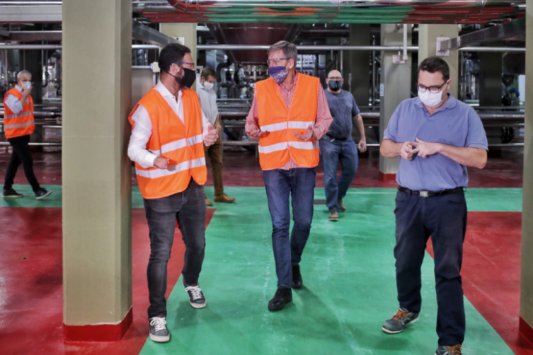 Jatón y Sukerman recorrieron la planta de la Cervecería Santa Fe	