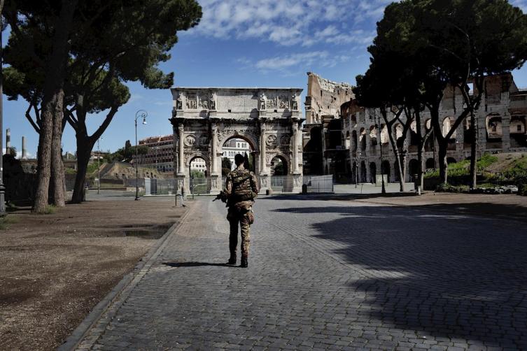 Italia: sigue en baja el número de personas positivas