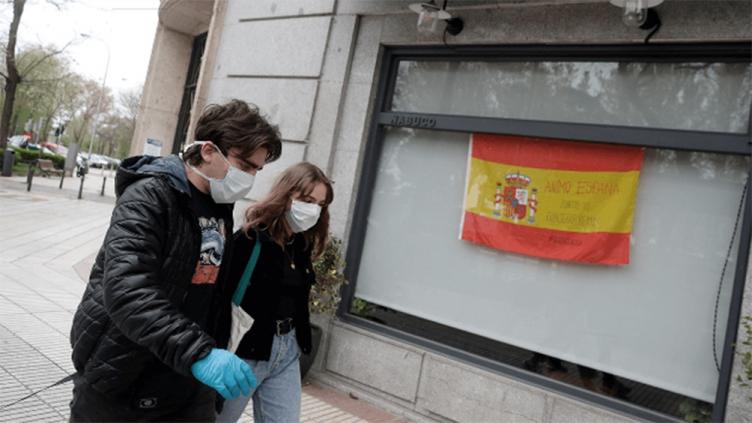 Leve repunte de muertos diarios y contagios en plena reapertura en España