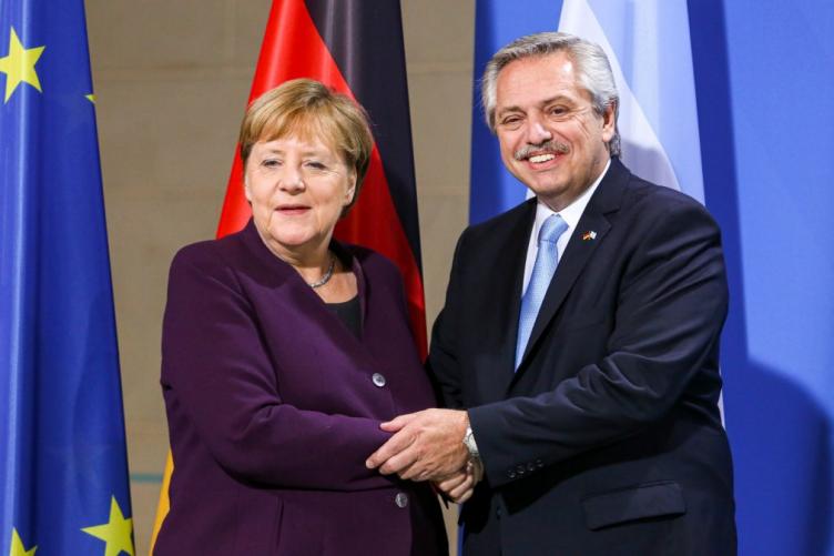 Alberto Fernández habló con Merkel sobre la pandemia y la deuda con el FMI