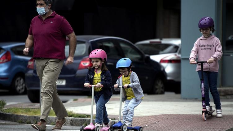 Con la menor cifra de muertos en 6 semanas, España habilita horarios para deporte y paseos