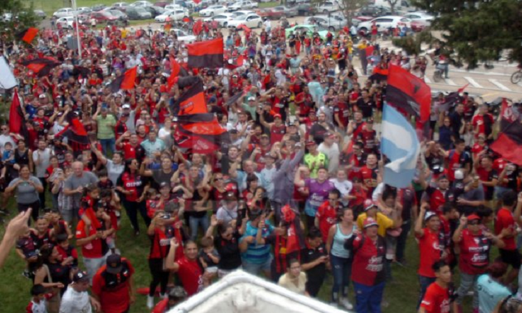 Los hinchas de Colón quieren festejar a pesar de la cuarentena
