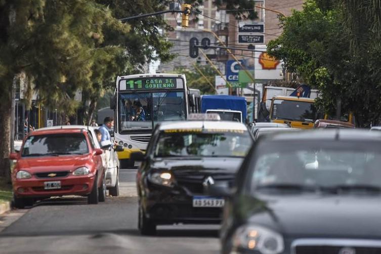 Los taxis, remises y escolares ya pueden prestar el servicio puerta a puerta