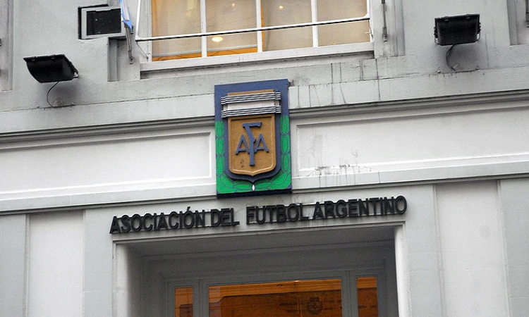 La AFA informó que un club de Primera no podrá contratar jugadores por tres mercados