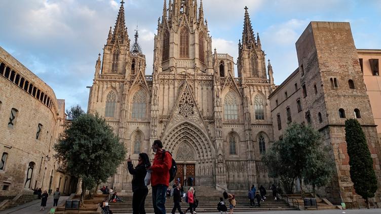 España supera la barrera de 26.000 muertos por coronavirus