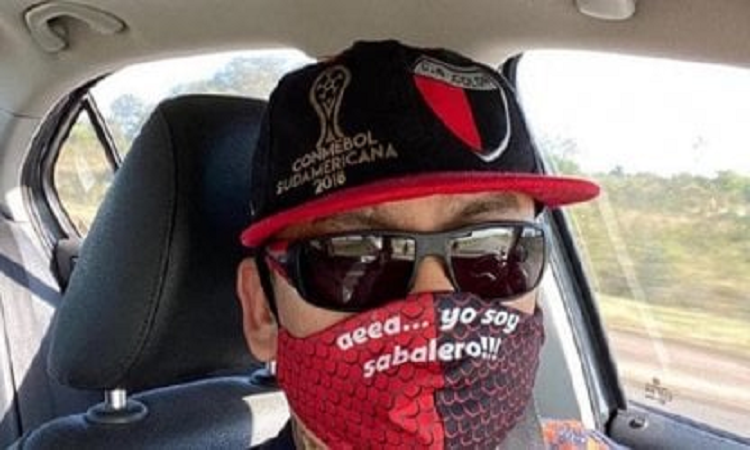 El Chino Maidana, más sabalero que nunca con su barbijo