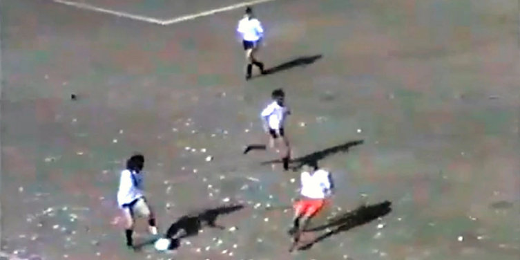 Gambetas, lujos y un golazo con ayuda: el video inédito que muestra cómo jugaba el Trinche Carlovich